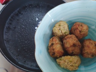 5、紫菜虾皮汤,水开后放入肉丸子(我用的是自制的猪肉加鱼肉丸,你也可以用其他你所喜欢的~如果没有肉丸子或者不喜欢,可以不加)