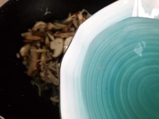 10、菌菇豆腐羹,加入适量热开水