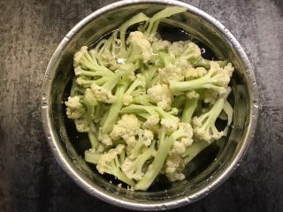 3、干锅花菜,用盐水浸泡一会