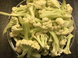 4、干锅花菜,沥干水分备用