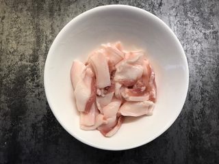 6、干锅花菜,五花肉切薄片