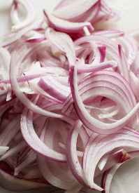 1、葱油酥香干拌面,洋葱切细丝