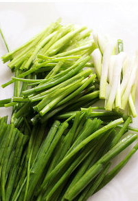 2、葱油酥香干拌面,小葱洗净后擦干切长段;大蒜去皮后切薄片