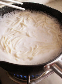 10、葱油酥香干拌面,煮滚水,挂面入水中煮至大滚后,点一次水,再滚即捞起沥干