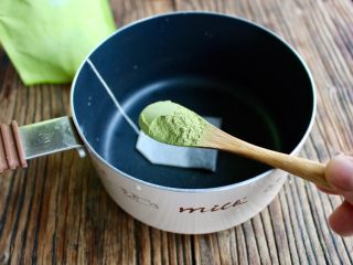 3、抹茶棉花糖奶茶,再放入两勺抹茶粉,抹茶比较苦,所以我放的比较少,喜欢抹茶味重的可以多放点