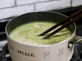 7、抹茶棉花糖奶茶,一边煮一边搅拌均匀