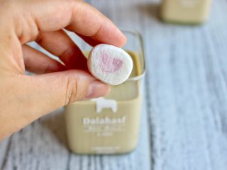 10、抹茶棉花糖奶茶,放入棉花糖,选择有图案的棉花糖会比较好看