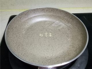 6、虾仁跑蛋,锅里倒入清水烧开；