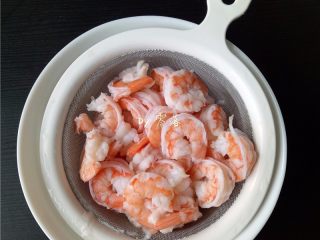 8、虾仁跑蛋,将虾仁捞出，稍稍沥干水分；