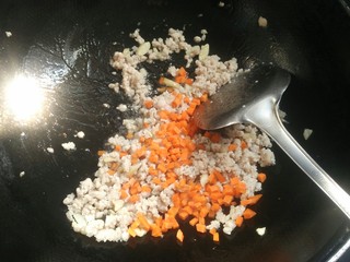 14、蚂蚁上树-肉沫炒粉丝,加胡萝卜丁翻炒