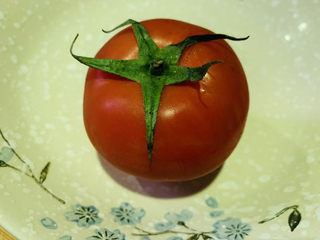 1、西红柿疙瘩汤,准备一个西红柿，洗净，不用去皮