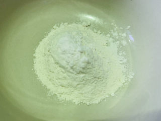 3、西红柿疙瘩汤,准备两勺面粉，这是小孩一小碗的量，如果多人吃可以增加面粉