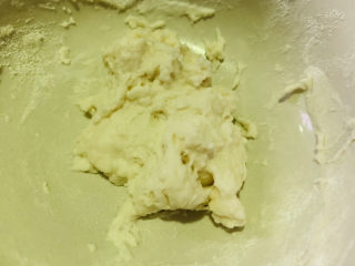 4、西红柿疙瘩汤,将面粉加水调成稠糊状