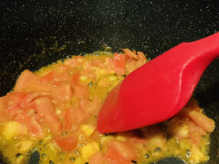 8、西红柿疙瘩汤,将西红柿粒翻炒成浓汁