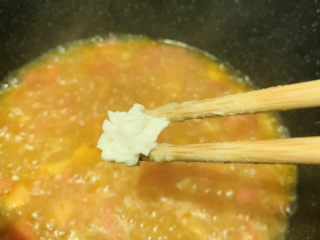 14、西红柿疙瘩汤,将疙瘩用筷子夹入