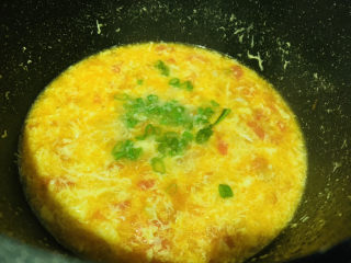 18、西红柿疙瘩汤,搅拌均匀调料，撒些葱，就可以起锅了