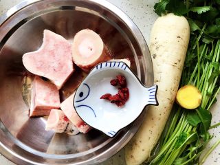 1、牛腿骨枸杞萝卜汤,首先我们准备好所有食材