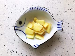 2、牛腿骨枸杞萝卜汤,生姜去皮洗净之后切成薄片