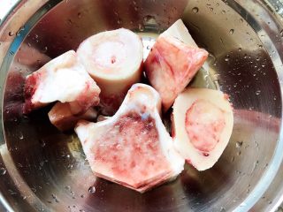 3、牛腿骨枸杞萝卜汤,牛腿骨冲洗一下