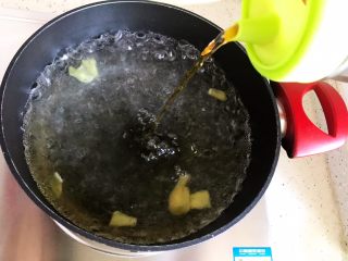 5、牛腿骨枸杞萝卜汤,水开后放入一半的姜片，并加入适量料酒