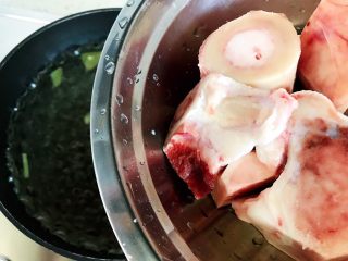 6、牛腿骨枸杞萝卜汤,下牛腿骨