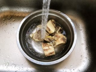 8、牛腿骨枸杞萝卜汤,捞出，用流动水稍微冲洗一下