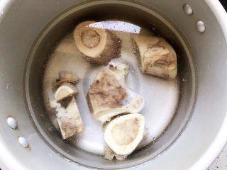 11、牛腿骨枸杞萝卜汤,我加了锅体的二分之一