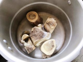 9、牛腿骨枸杞萝卜汤,放入高压锅