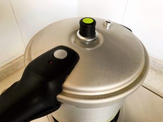 13、牛腿骨枸杞萝卜汤,盖上高压锅锅盖，大火开煮