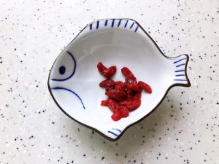 16、牛腿骨枸杞萝卜汤,枸杞稍微冲洗一下