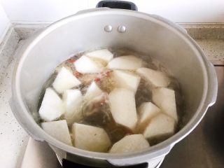 21、牛腿骨枸杞萝卜汤,稍稍搅拌一下，大火煮开之后转小火，继续煮20分钟