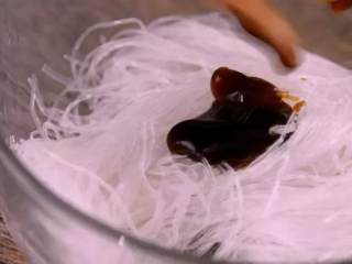 2、花开富贵虾——从虾到粉丝都美得妙不可言!,粉丝泡软后,控干水份,加入蚝油拌匀