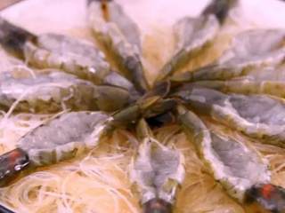 3、花开富贵虾——从虾到粉丝都美得妙不可言!,将虾摆盘备用