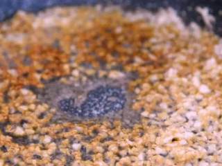 4、花开富贵虾——从虾到粉丝都美得妙不可言!,油锅爆香蒜末,待蒜末炒至表面微黄,加入生抽、盐、糖,炒匀