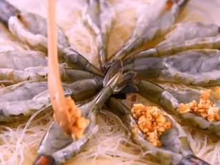 5、花开富贵虾——从虾到粉丝都美得妙不可言!,将炒香的蒜末均匀铺在虾背上