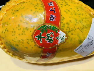 1、木瓜鲫鱼汤,木瓜买一个待用，我比较喜欢熟木瓜；