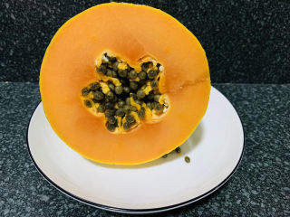 2、木瓜鲫鱼汤,木瓜从中间切半，一半煮汤，另一半当水果直接吃；