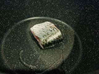 9、木瓜鲫鱼汤,鲫鱼段下锅，中小火慢煎；