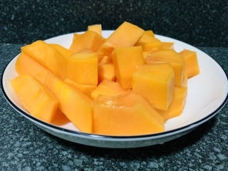 13、木瓜鲫鱼汤,煮木瓜鲫鱼汤的时候，把另半个木瓜削皮，切块，等会直接可以当水果吃；