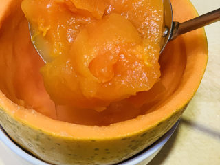 15、木瓜鲫鱼汤,把煮好的木瓜先装入事先准备好的“木瓜碗”里，最后装上鱼块，倒入汤汁；