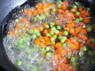 5、下饭神器小炒藕丁,煮3分钟至8成熟捞出。