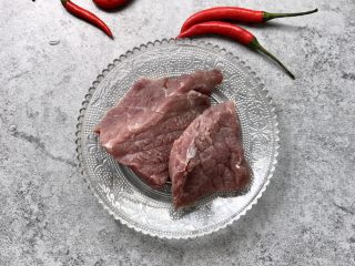 1、双椒爆炒牛柳,食材准备：牛肉（里脊肉最佳）洗净
