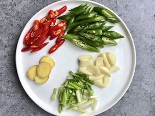 3、双椒爆炒牛柳,青红椒斜切，葱蒜切片、葱切小段