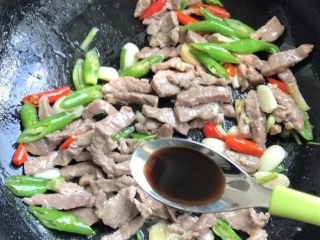 11、双椒爆炒牛柳,把牛柳放进去翻炒均匀，加小半勺生抽