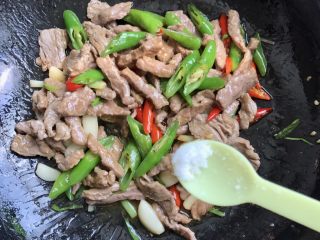 13、双椒爆炒牛柳,盐少许（喜欢加鸡精的可以加少许哦）