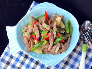 15、双椒爆炒牛柳,装盘撒葱花即可开吃，牛肉很嫩，辣味十足，超级下饭呢！喜欢的亲们赶紧做起来吧！