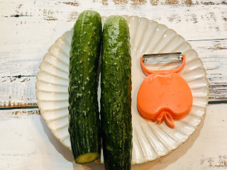 1、凉拌黄瓜卷,将黄瓜洗净去掉头和尾；