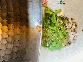 5、凉拌黄瓜卷,起锅热油淋在调料中；