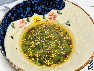 7、凉拌黄瓜卷,搅拌均匀；