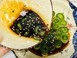 8、凉拌黄瓜卷,调料汁浇到卷好的黄瓜上即可。